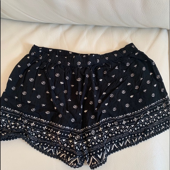 Hollister black printed flow shorts with lots of detailing size extra small - Picture 10 of 10